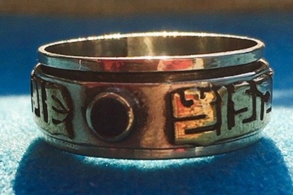 anello mantra buddhista