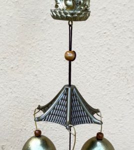 campana eolica statuette