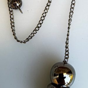 pendolo grigio metallo